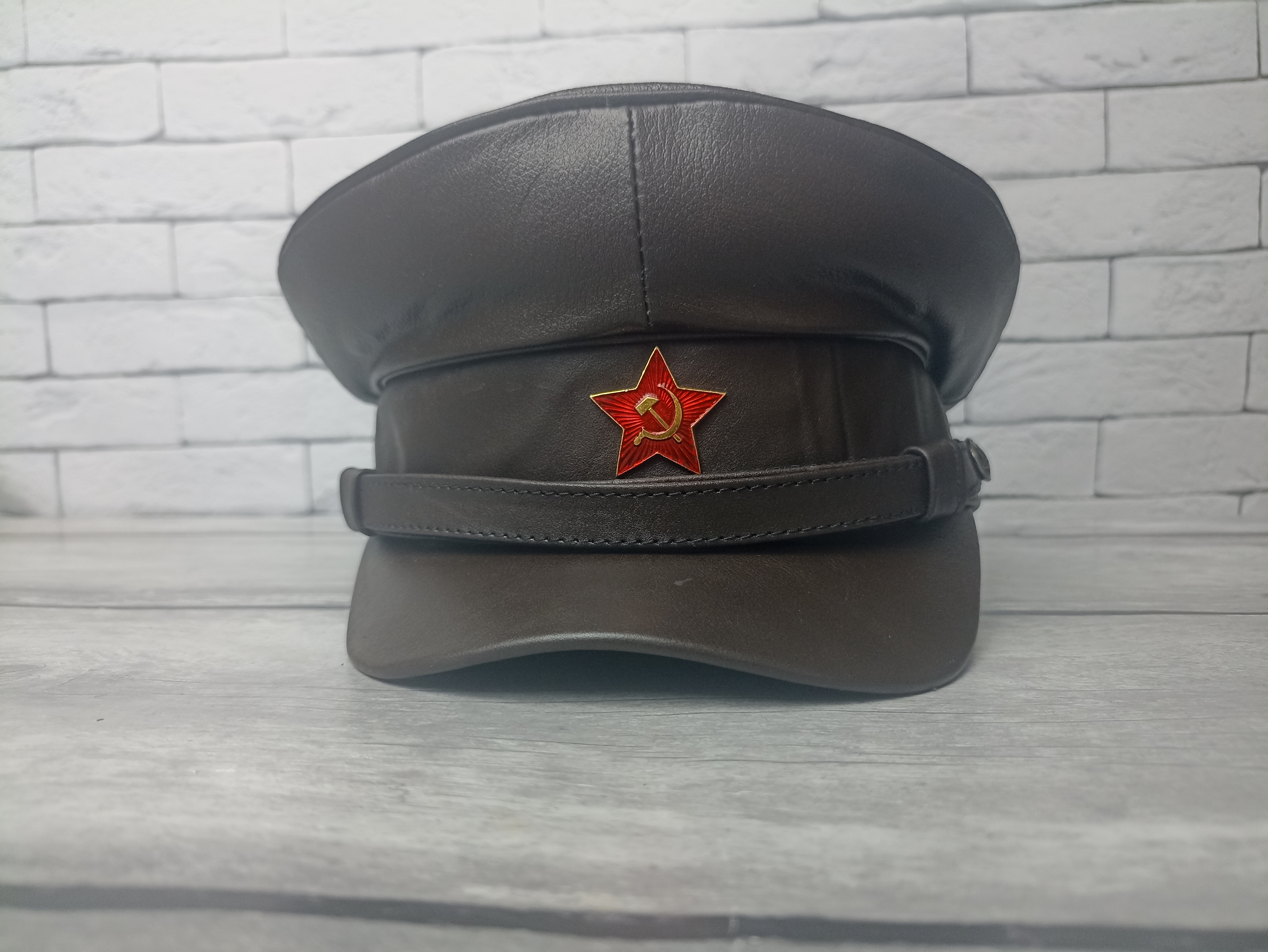 Фуражка ЧК НКВД коричневая кожа, квадратный козырек (РЕПРО СССР)